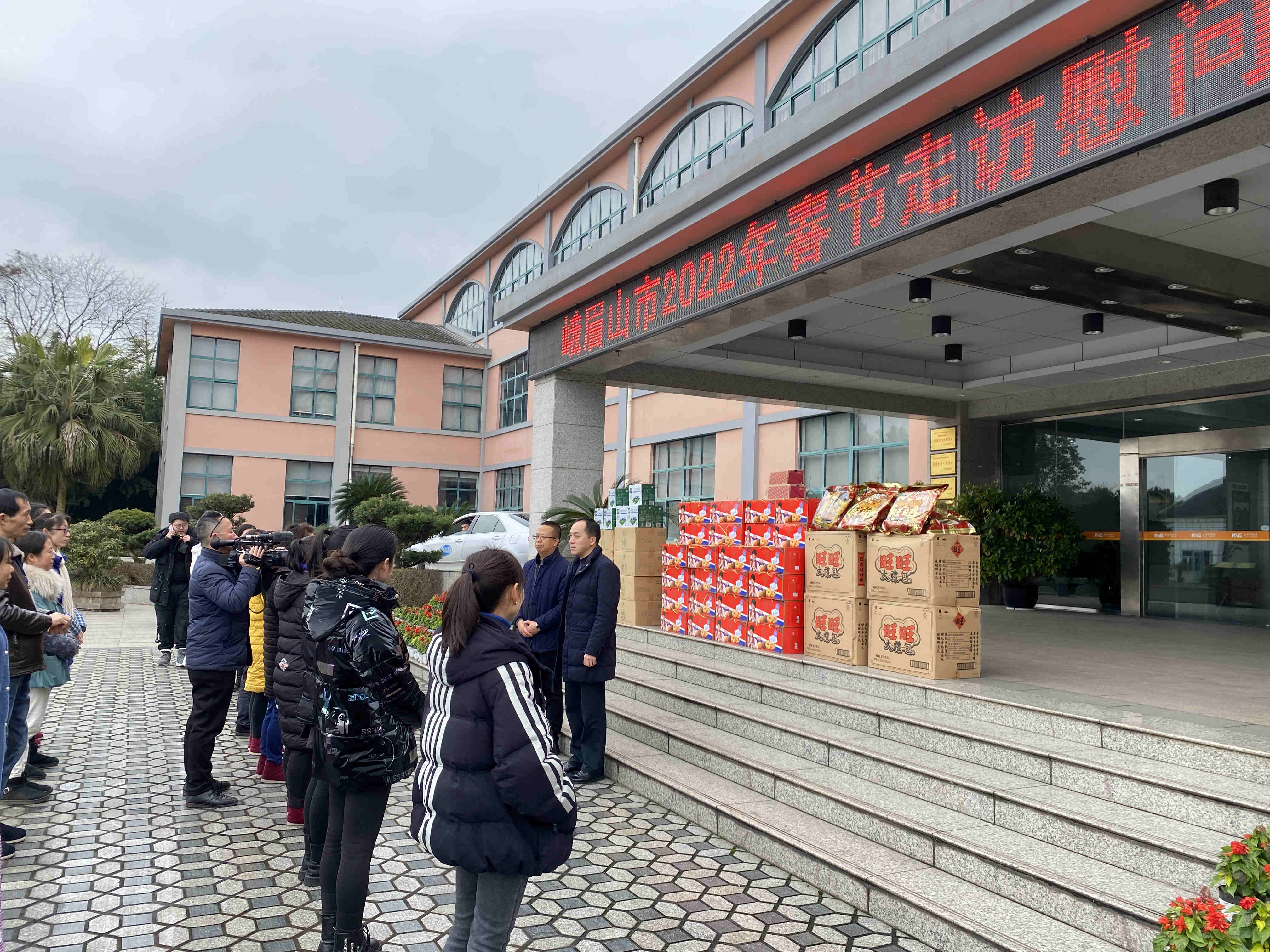 峨眉山市总工会、人社局发展送温暖